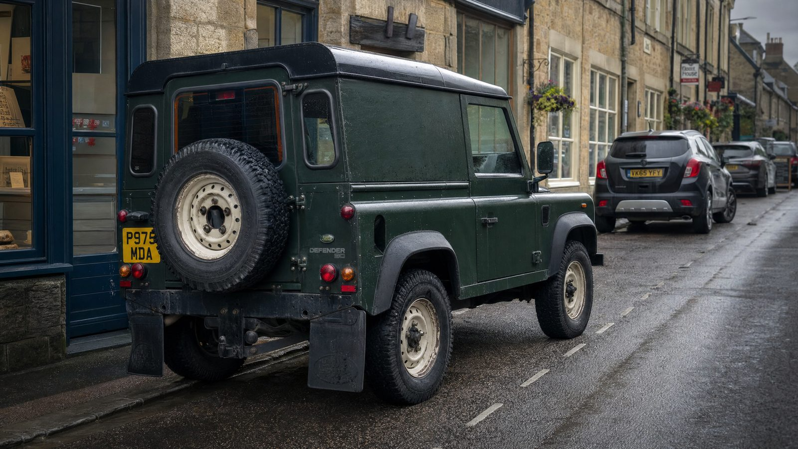 classic_defender_90_town_parking